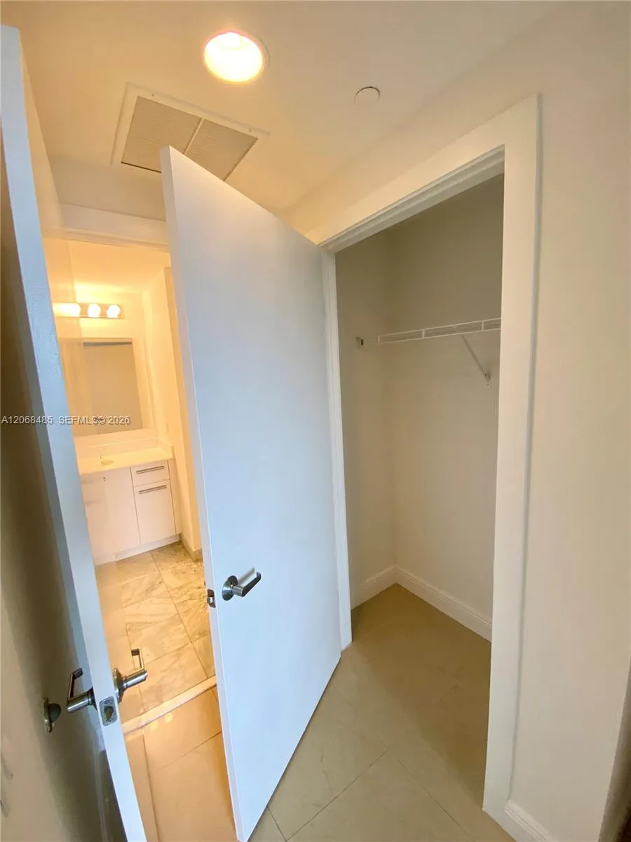 1060 Brickell Ave #1413 Miami, FL 33131