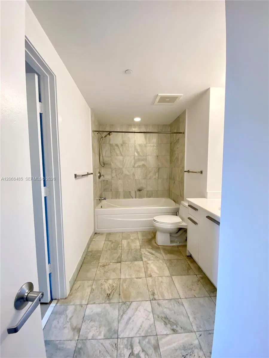 1060 Brickell Ave #1413 Miami, FL 33131