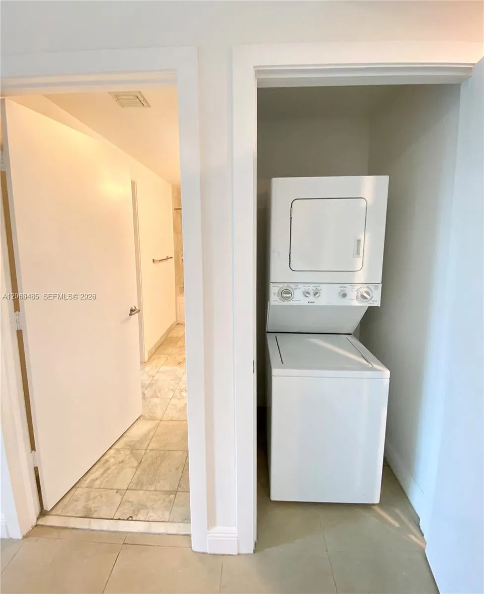 1060 Brickell Ave #1413 Miami, FL 33131