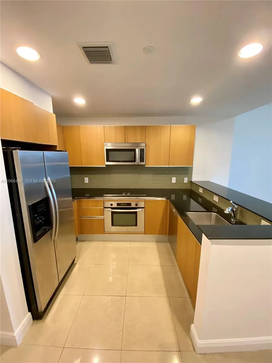 1060 Brickell Ave #1413 Miami, FL 33131