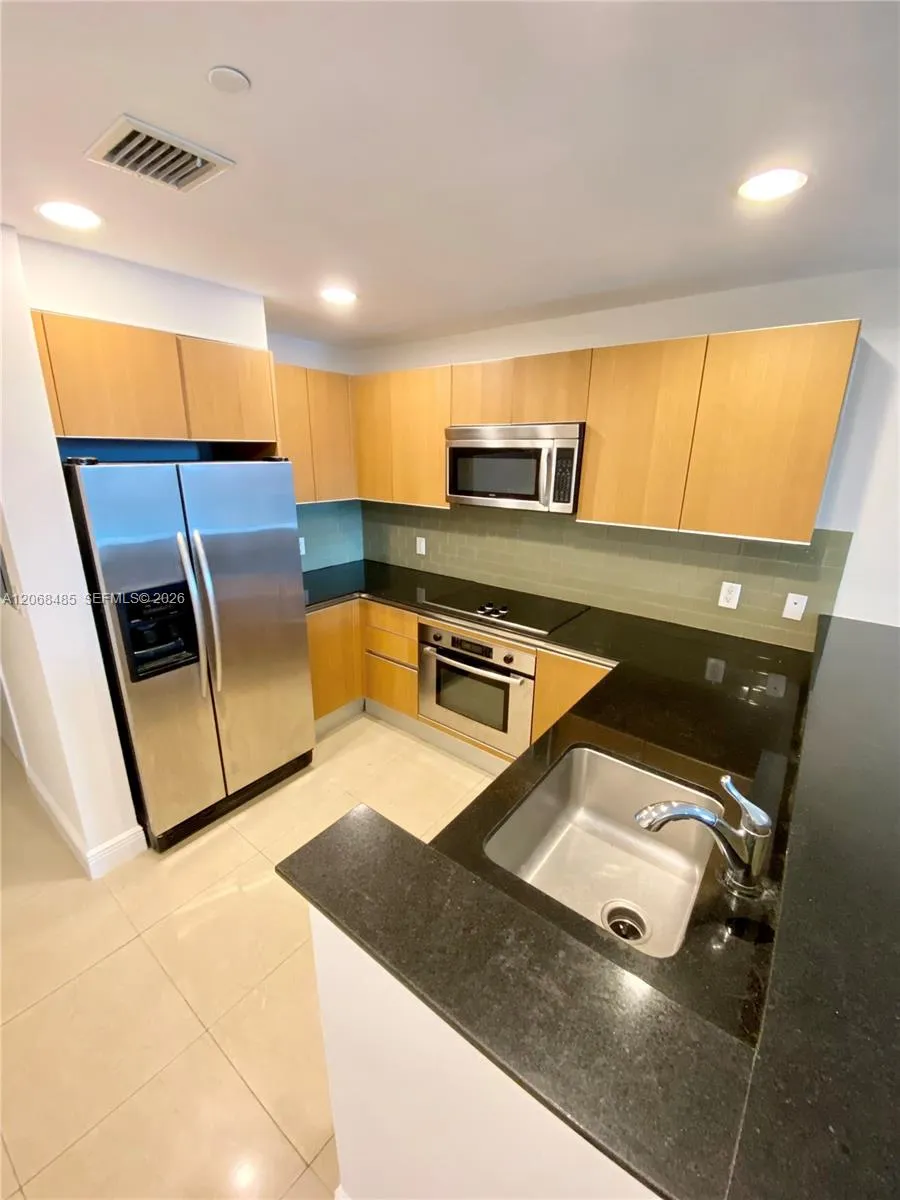 1060 Brickell Ave #1413 Miami, FL 33131