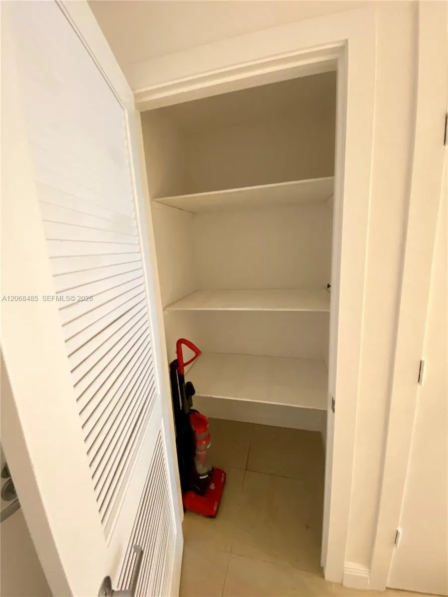 1060 Brickell Ave #1413 Miami, FL 33131