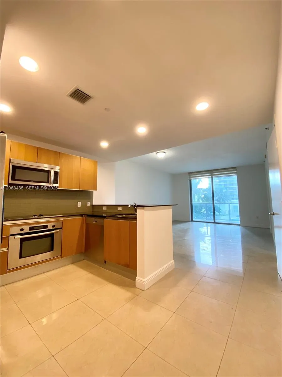 1060 Brickell Ave #1413 Miami, FL 33131
