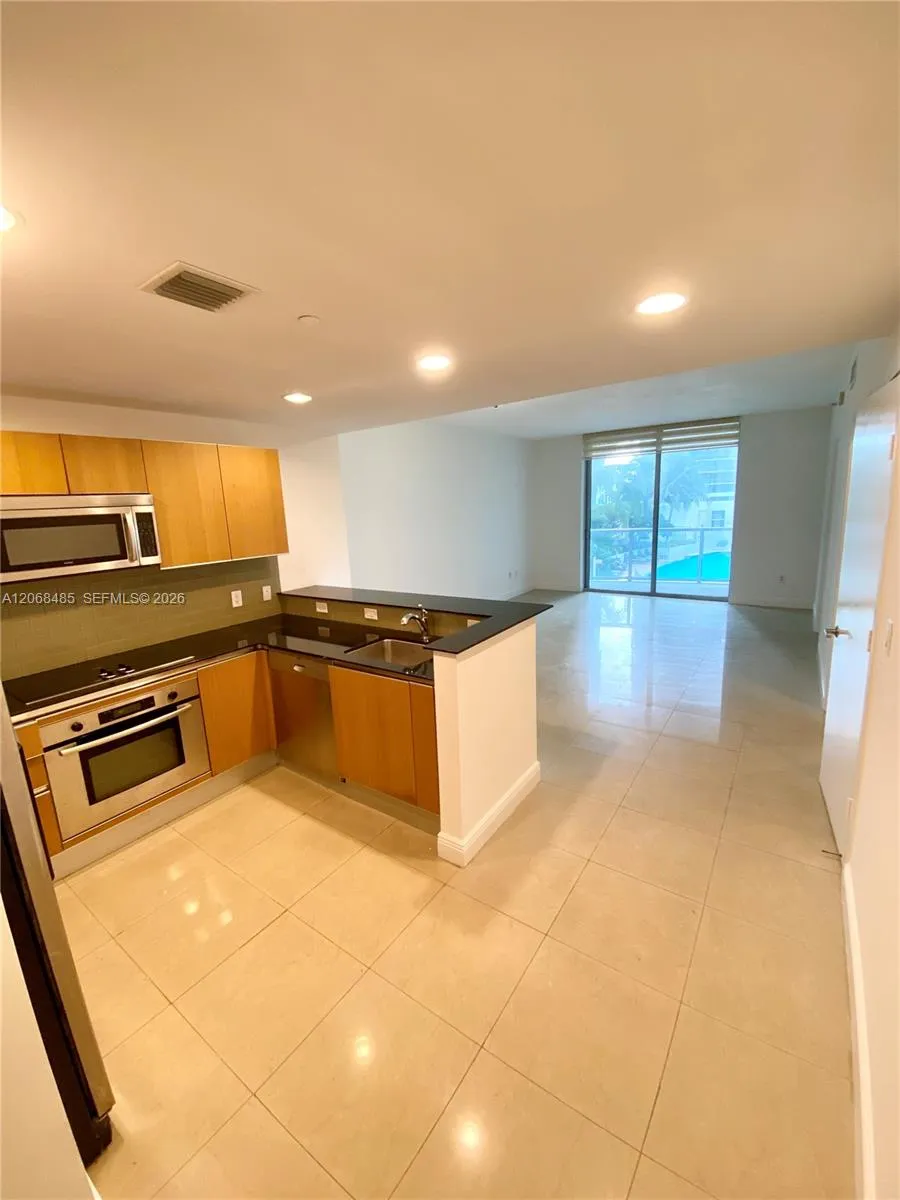 1060 Brickell Ave #1413 Miami, FL 33131