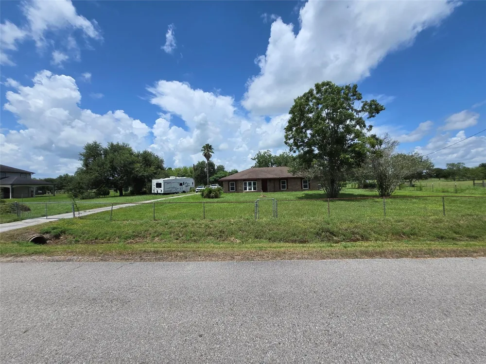 318 County Road 296d Alvin, TX 77511