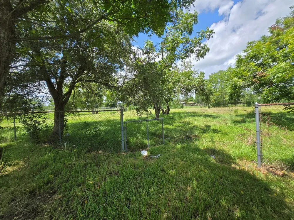318 County Road 296d Alvin, TX 77511