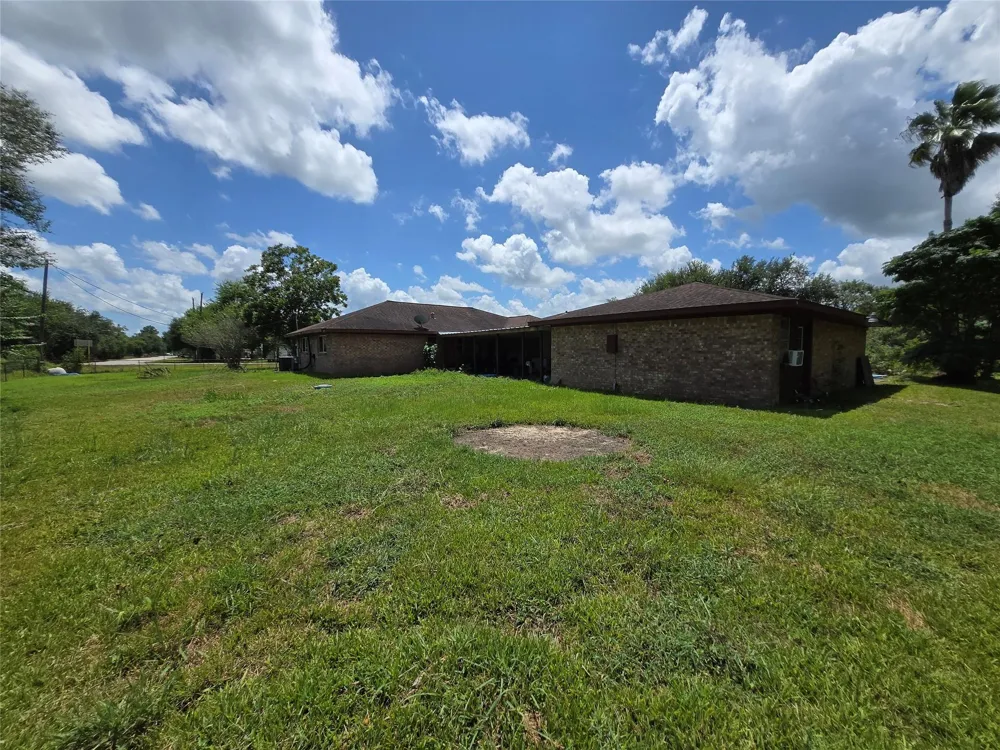 318 County Road 296d Alvin, TX 77511