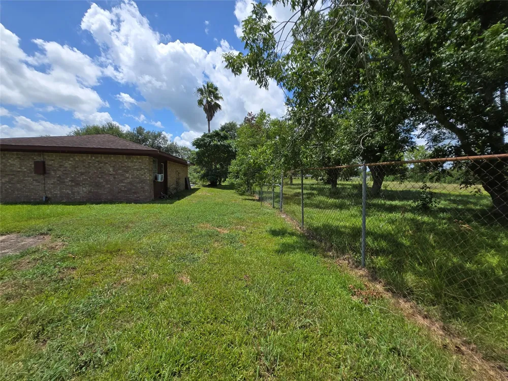 318 County Road 296d Alvin, TX 77511