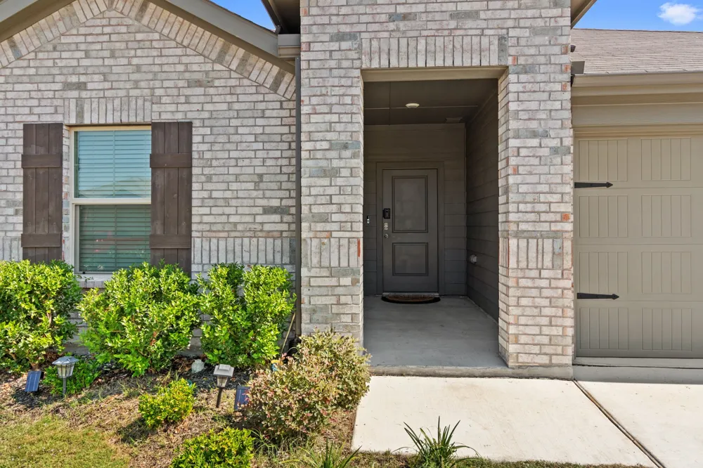 228 Abingdon Street Azle, TX 76020