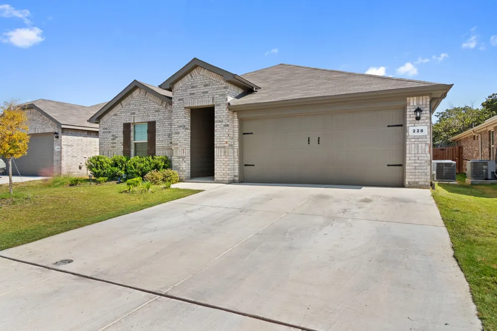 228 Abingdon Street Azle, TX 76020