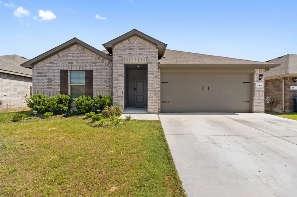 228 Abingdon Street Azle, TX 76020