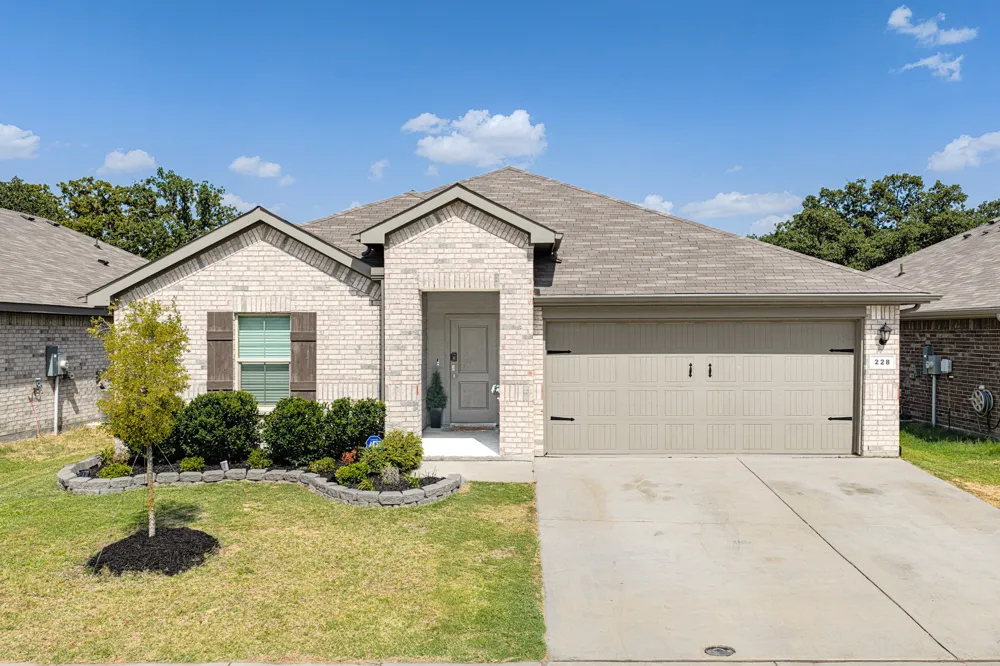 228 Abingdon Street Azle, TX 76020