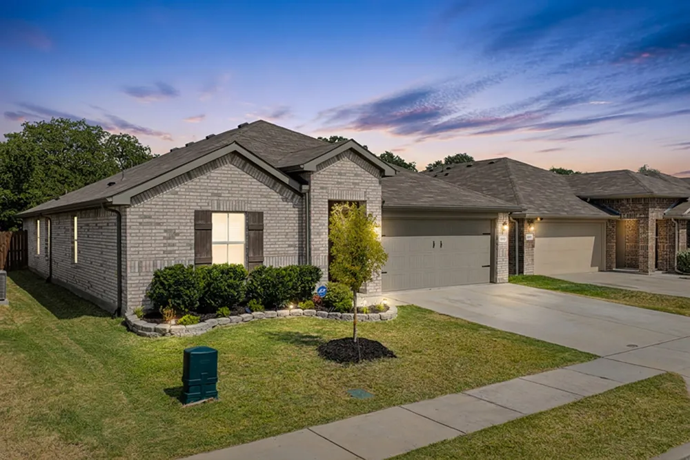 228 Abingdon Street Azle, TX 76020