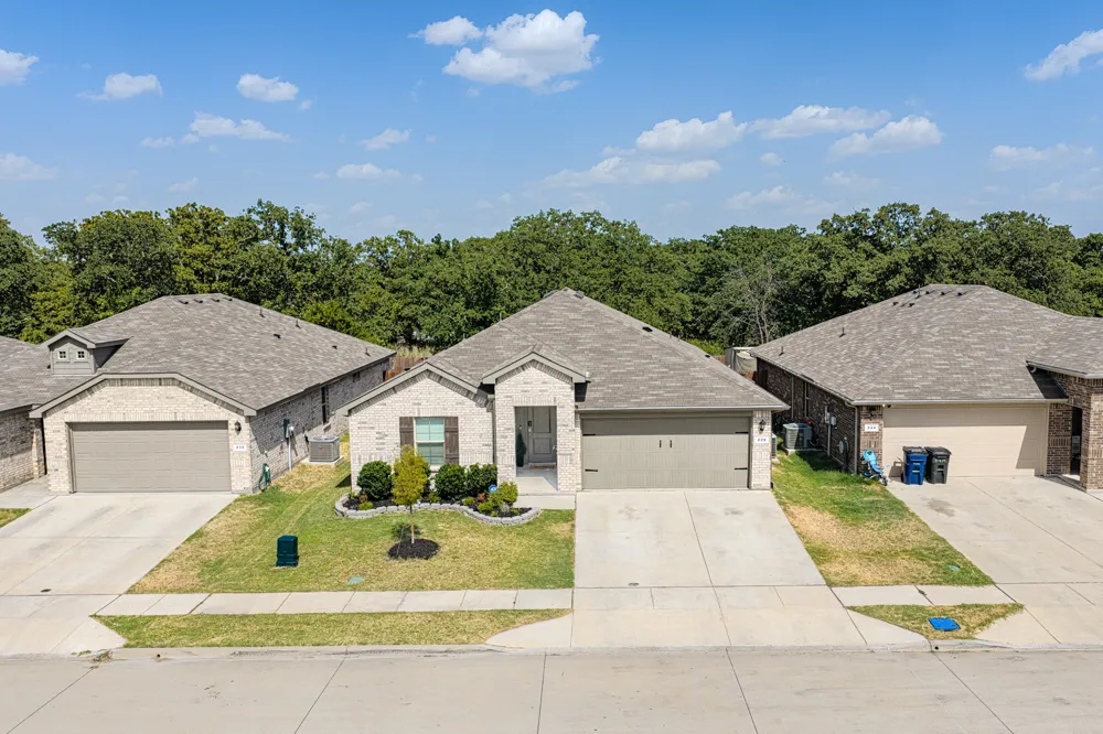 228 Abingdon Street Azle, TX 76020