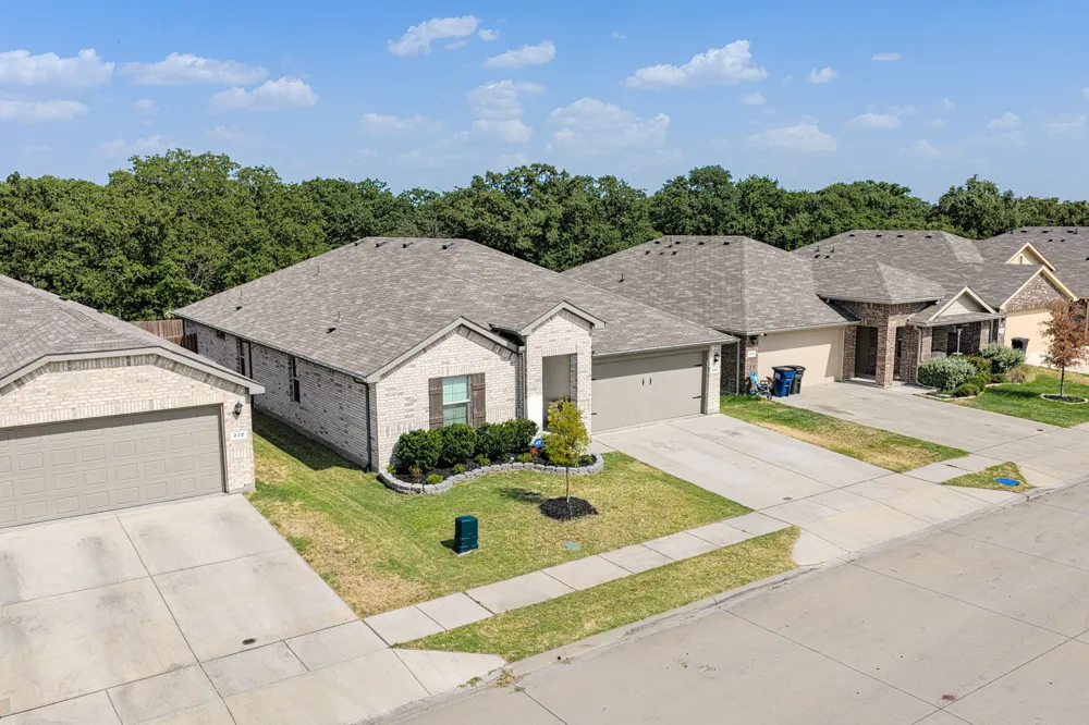 228 Abingdon Street Azle, TX 76020