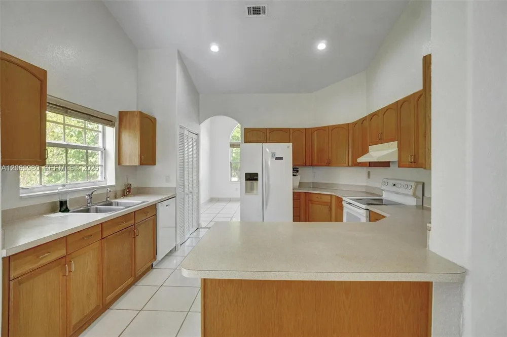 25 Ludlam Dr Miami Springs, FL 33166