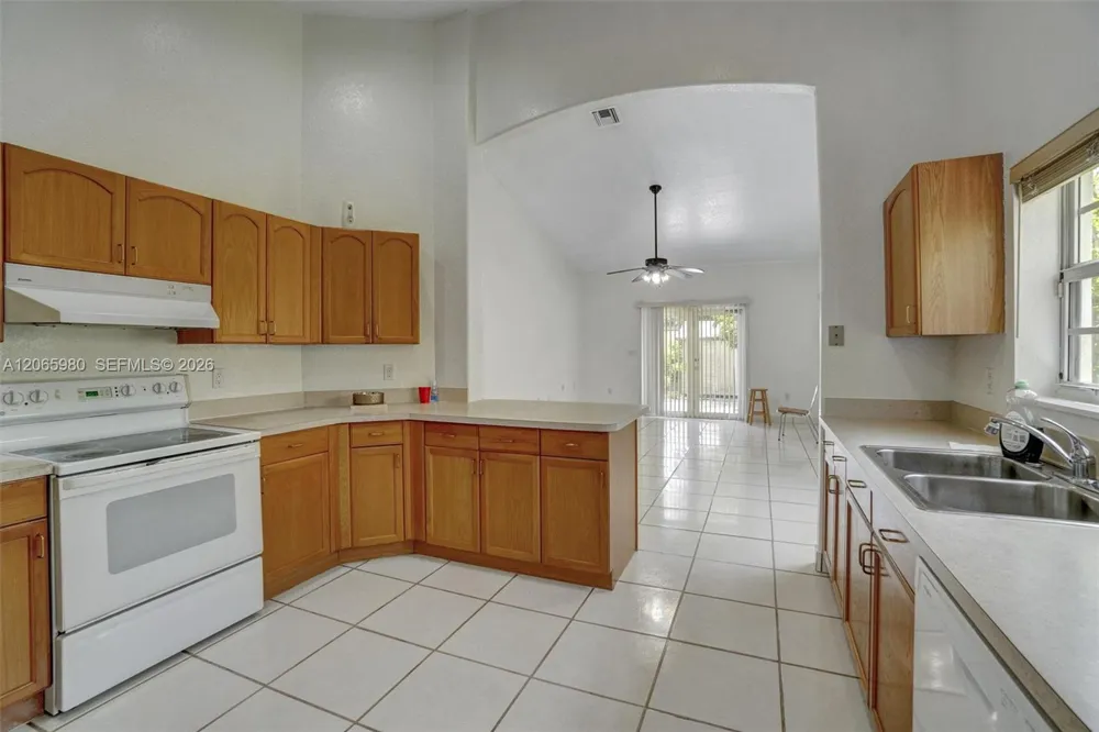 25 Ludlam Dr Miami Springs, FL 33166