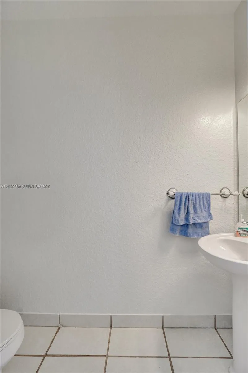 25 Ludlam Dr Miami Springs, FL 33166