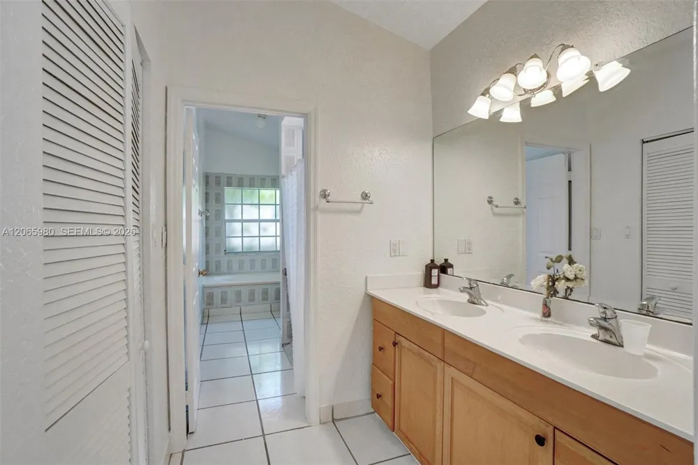 25 Ludlam Dr Miami Springs, FL 33166