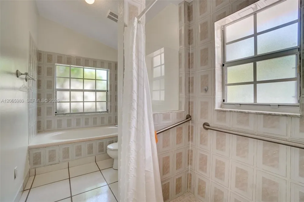 25 Ludlam Dr Miami Springs, FL 33166