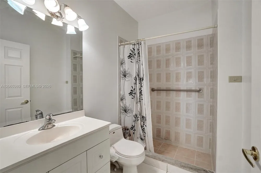 25 Ludlam Dr Miami Springs, FL 33166