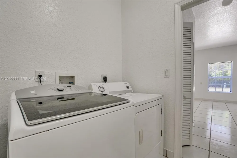 25 Ludlam Dr Miami Springs, FL 33166
