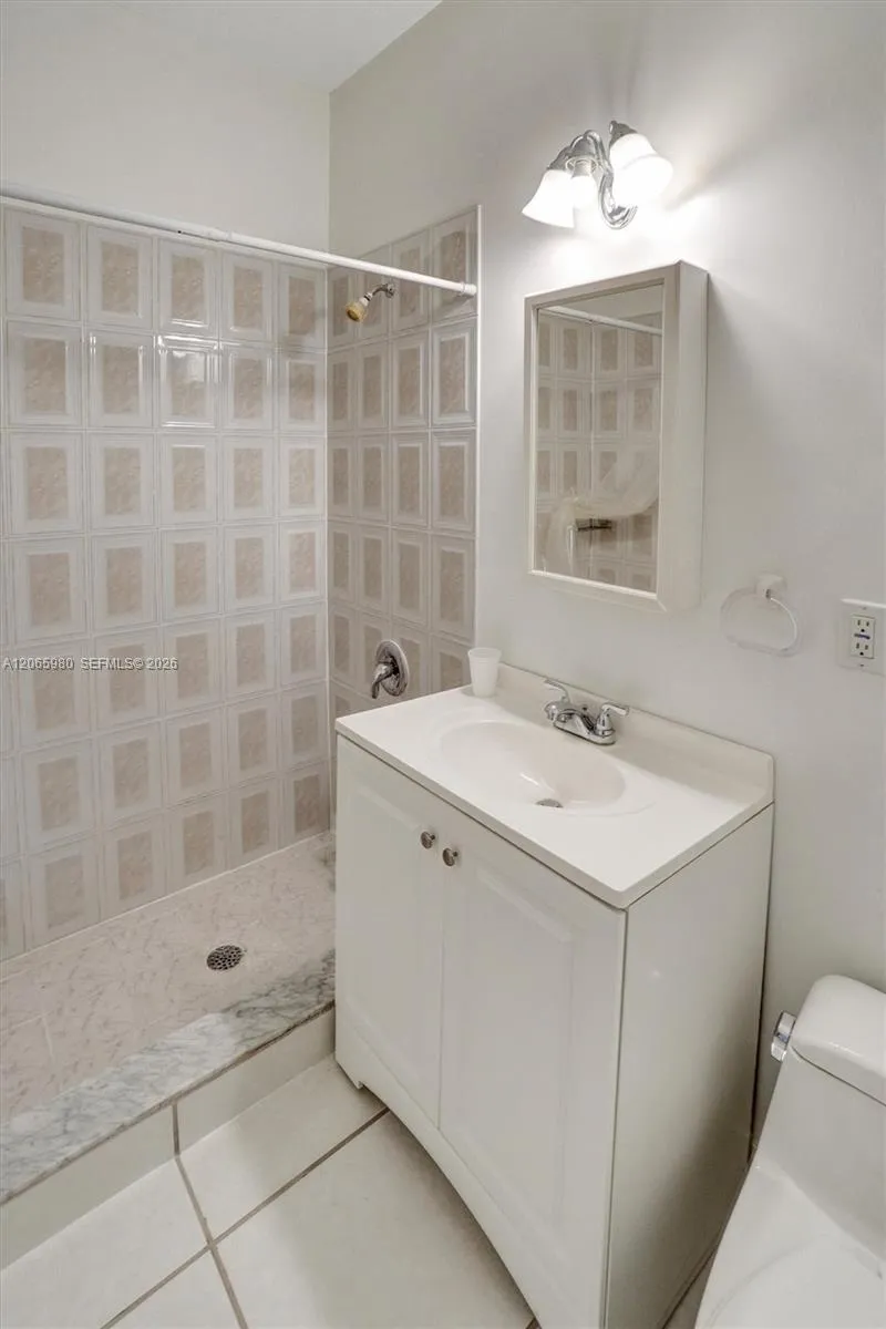 25 Ludlam Dr Miami Springs, FL 33166