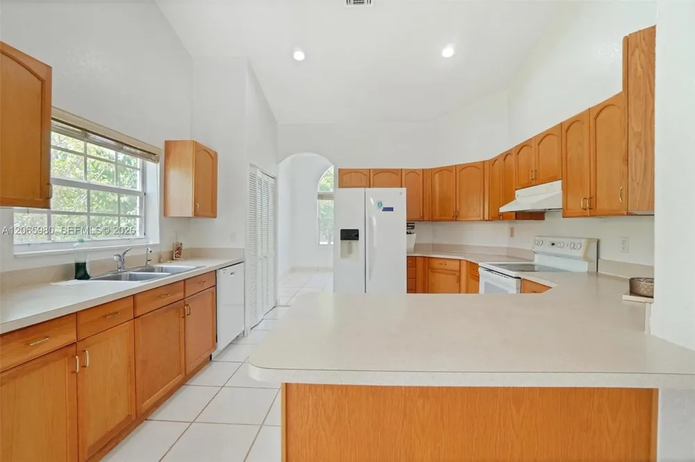 25 Ludlam Dr Miami Springs, FL 33166