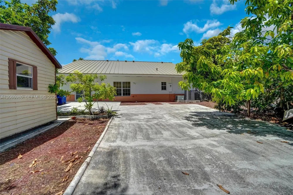 25 Ludlam Dr Miami Springs, FL 33166