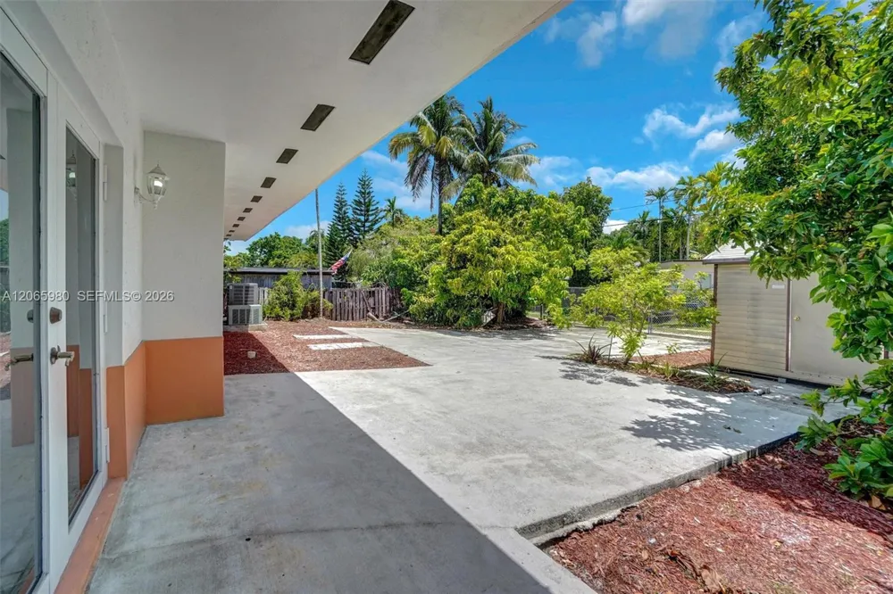 25 Ludlam Dr Miami Springs, FL 33166