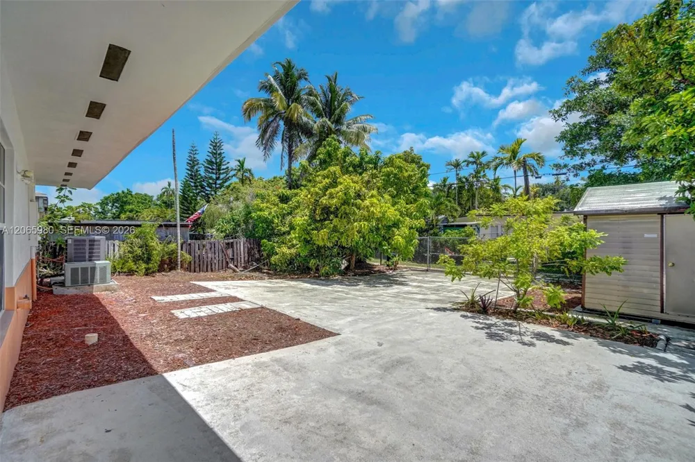 25 Ludlam Dr Miami Springs, FL 33166