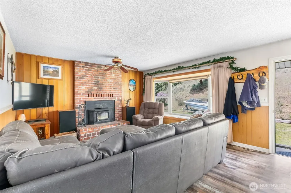 15547 State Route 410 Naches, WA 98937