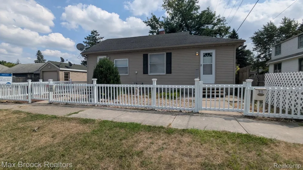 913 Boston Avenue Waterford Charter Township, MI 48328