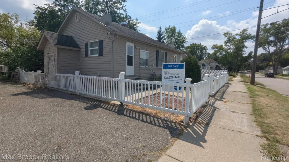 913 Boston Avenue Waterford Charter Township, MI 48328