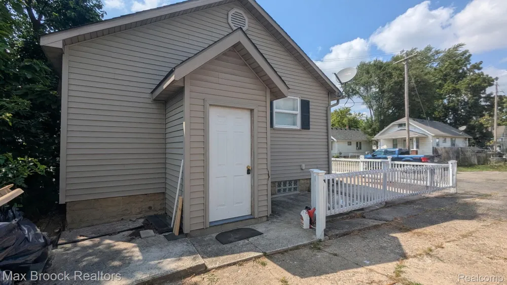 913 Boston Avenue Waterford Charter Township, MI 48328