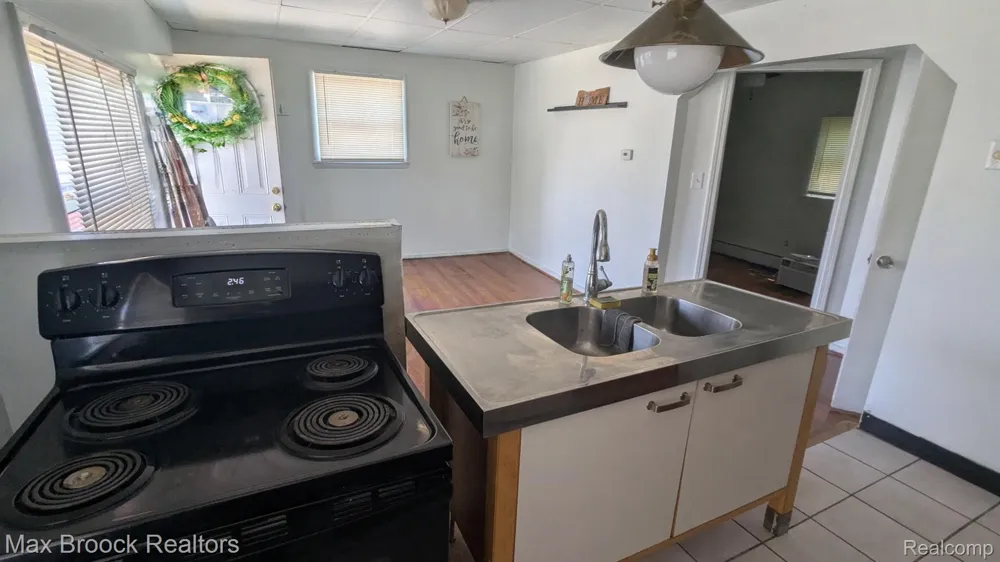 913 Boston Avenue Waterford Charter Township, MI 48328