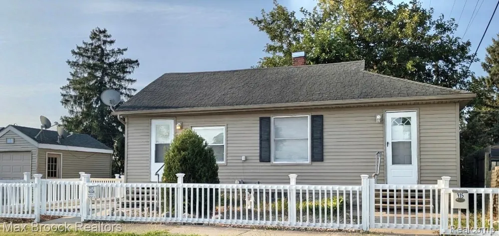 913 Boston Avenue Waterford Charter Township, MI 48328