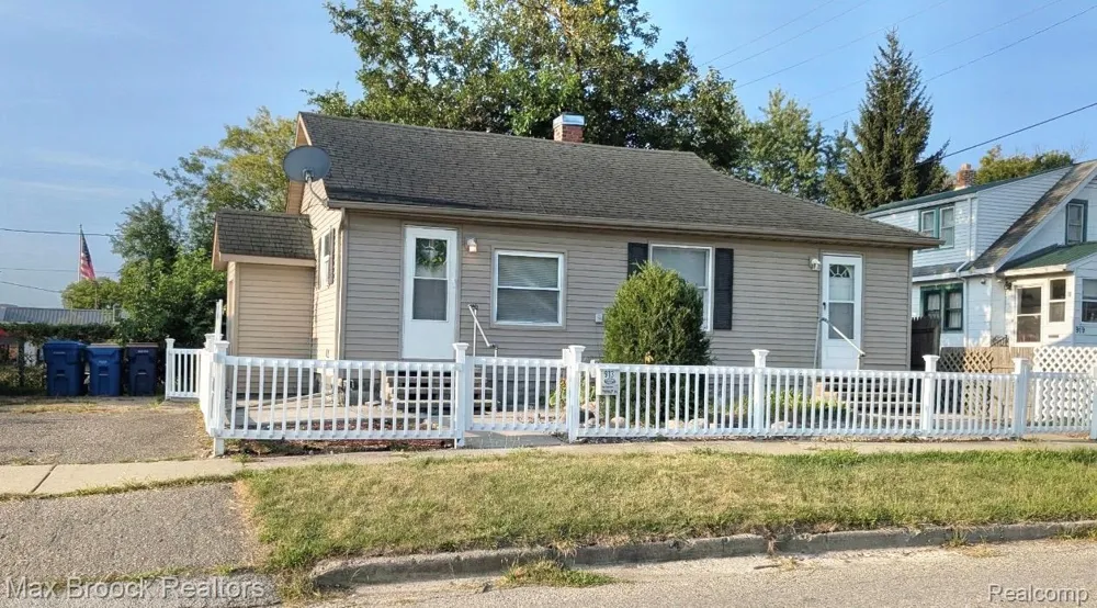 913 Boston Avenue Waterford Charter Township, MI 48328