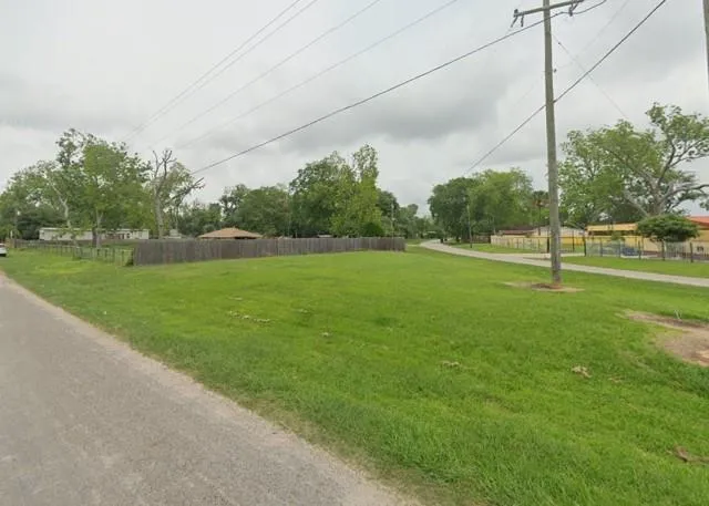Texas Avenue Holiday Lakes, TX 77515
