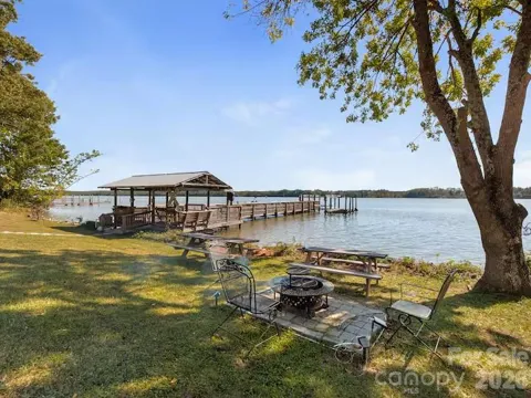 1475 Riverview Circle