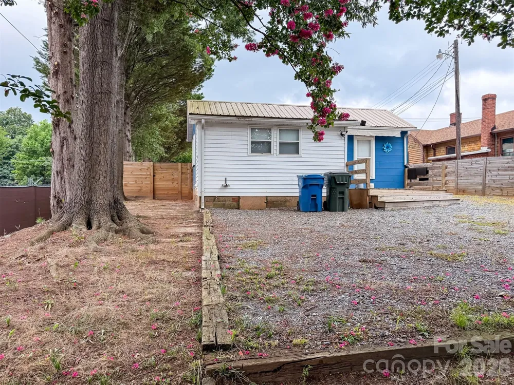 29 10th Street SE Hickory, NC 28602
