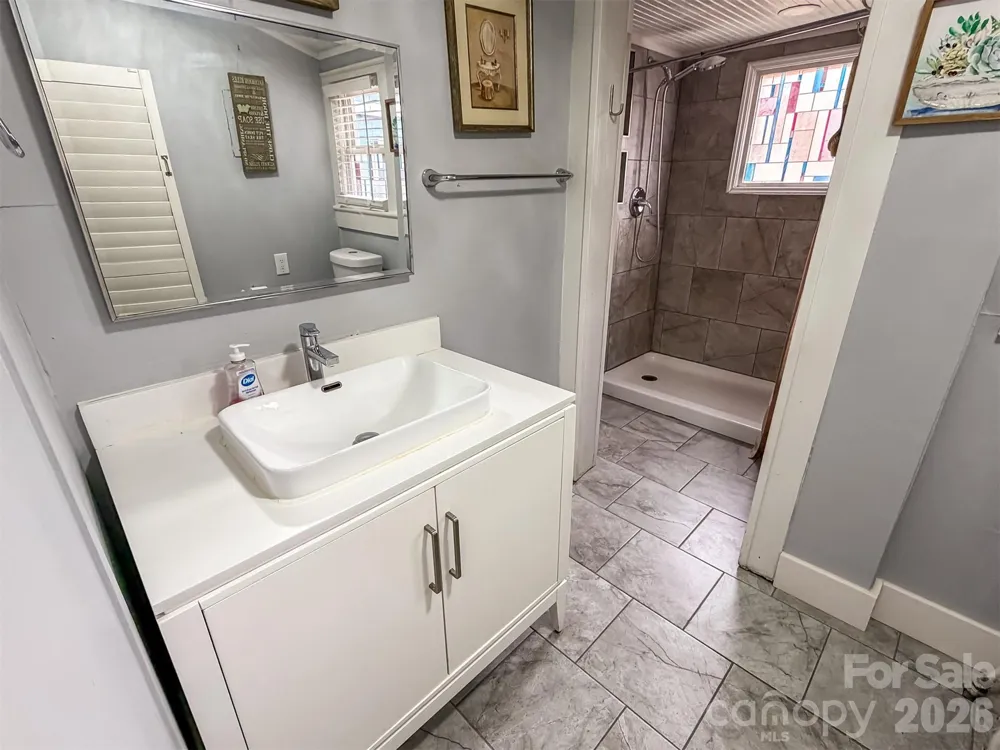 29 10th Street SE Hickory, NC 28602