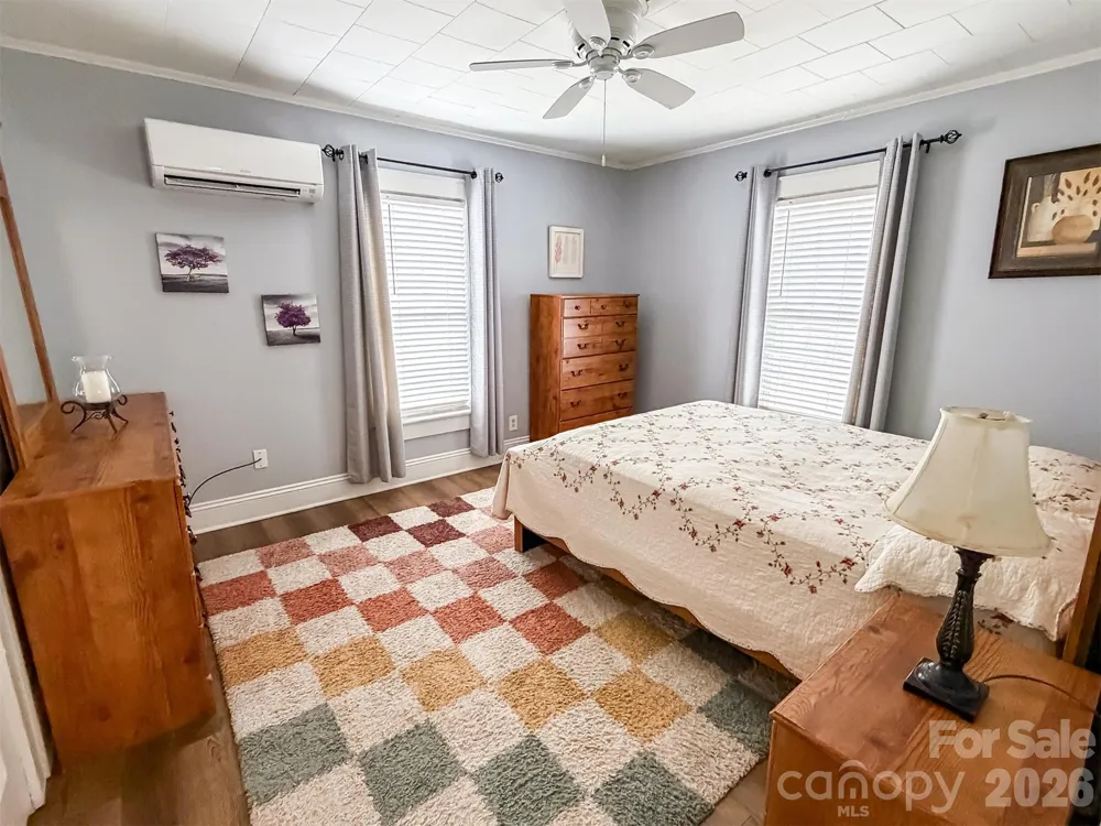 29 10th Street SE Hickory, NC 28602