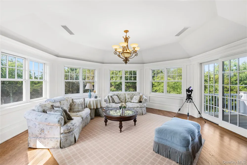 19 Jagger Lane Westhampton, NY 11977