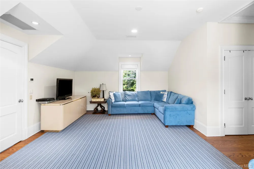 19 Jagger Lane Westhampton, NY 11977