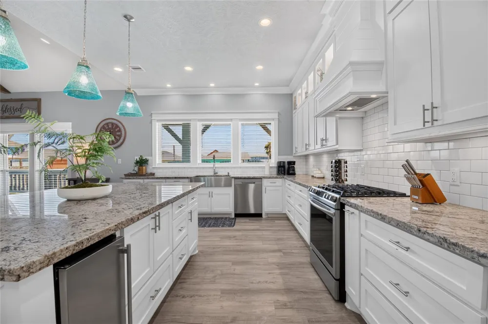 937 S Cove Crystal Beach, TX 77650