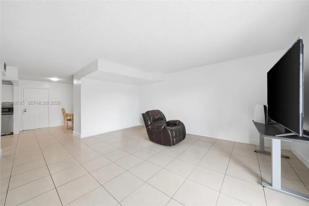 9375 Fontainebleau Blvd #L301 Miami, FL 33172