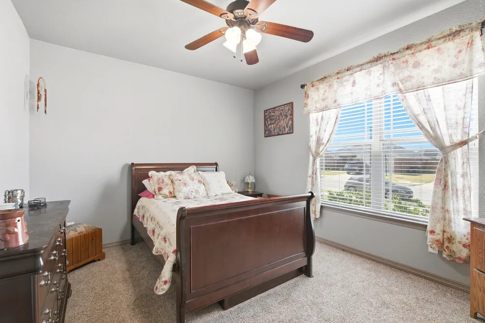 4916 Lakepark Drive Sanger, TX 76266