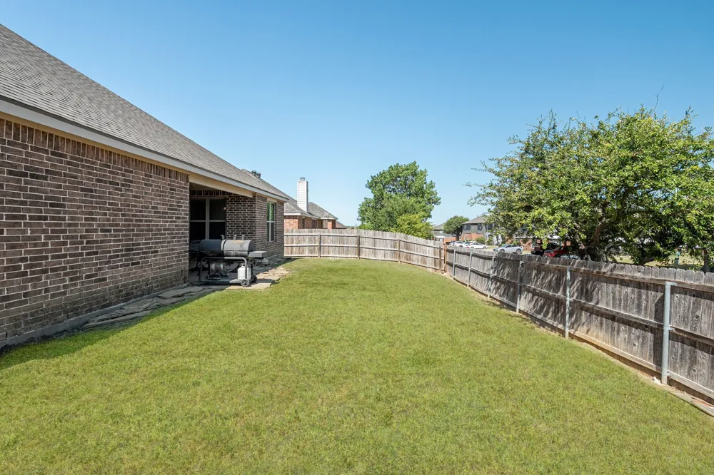 4916 Lakepark Drive Sanger, TX 76266