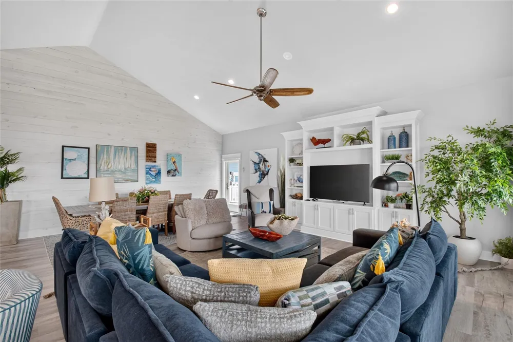 870 Kahla Drive Crystal Beach, TX 77650